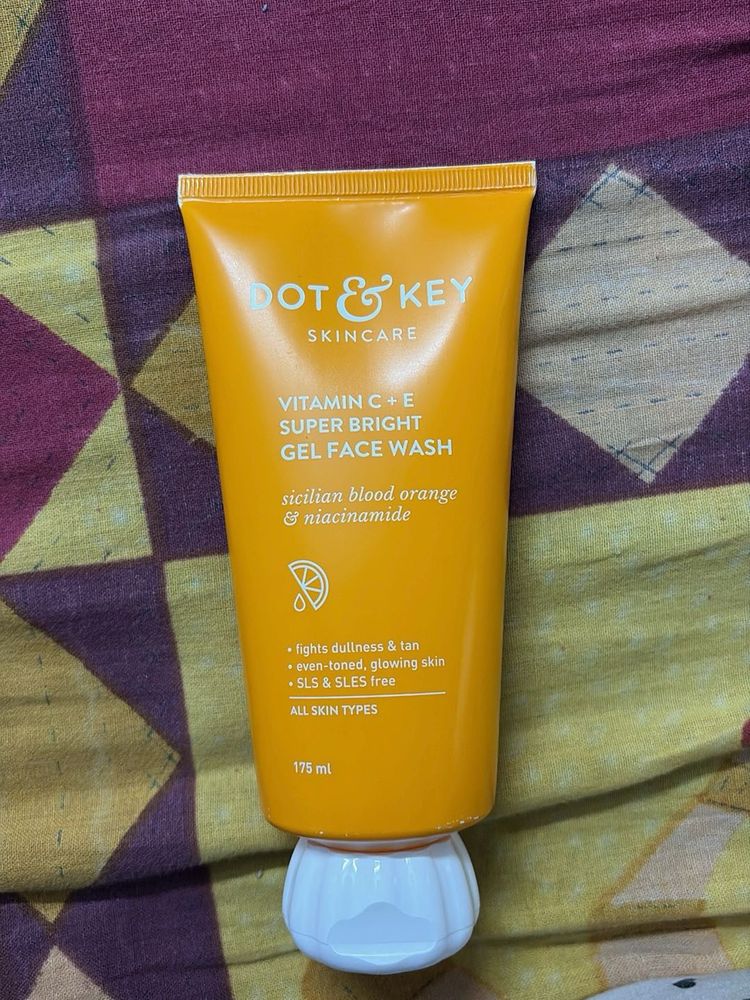 Dot &amp; Key Super Bright Face Wash