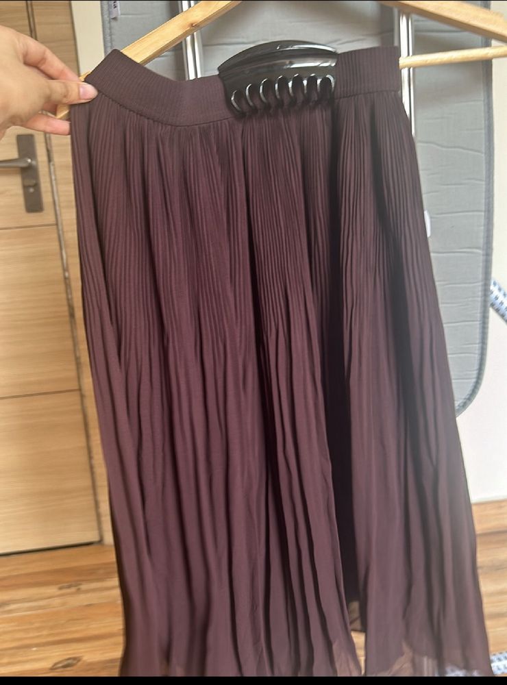 H&amp;M Pleated Skirt