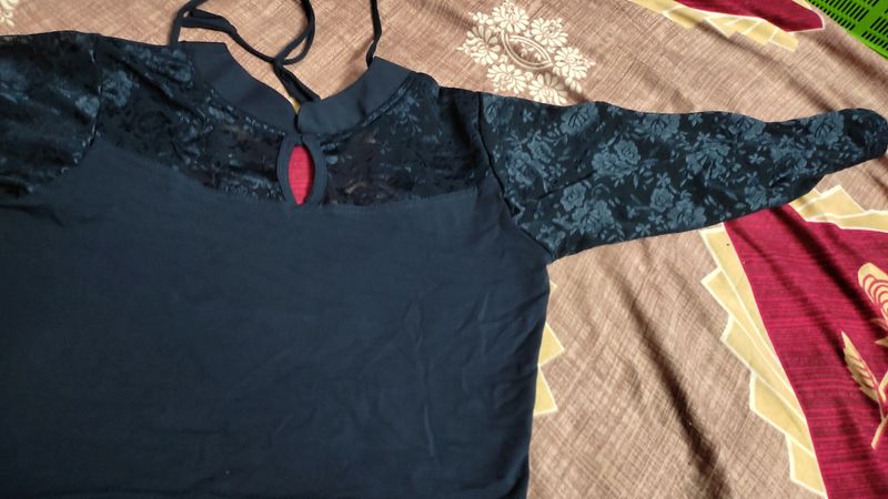 Readymade Blouse Coller Neck And Neck Is Net Type Pattern