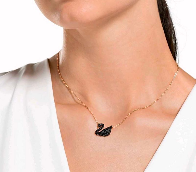 #black swan chain brand new with no tag