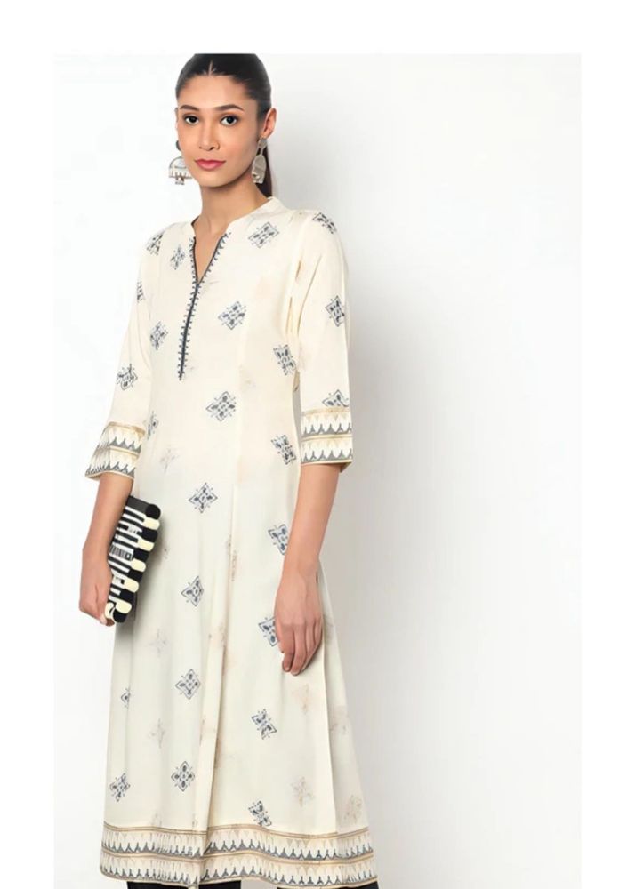 Elegant Embroidered Kurta (S)