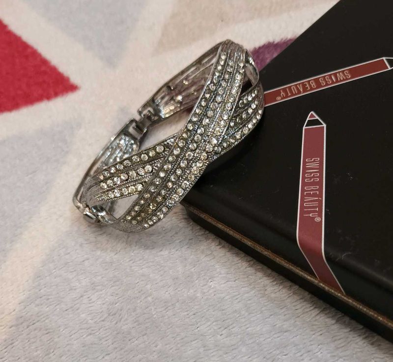 Bracelet good....size M