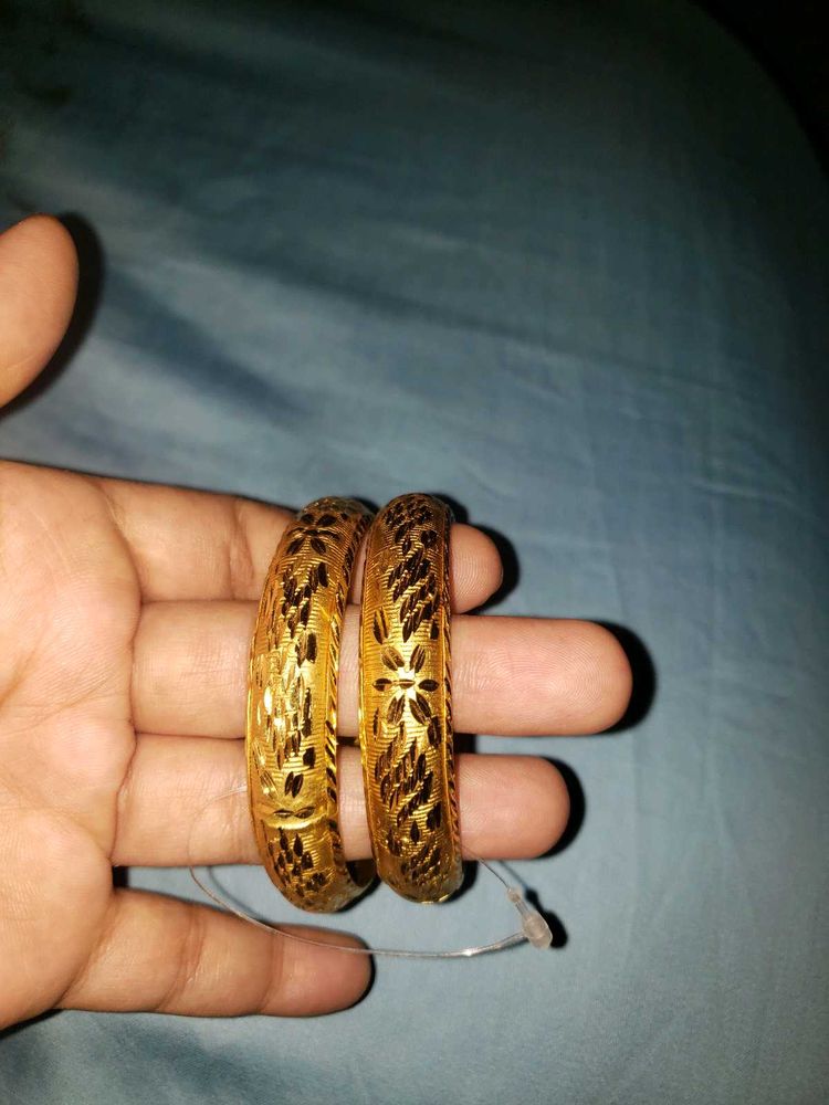 Gold Tone Floral Bangle Set