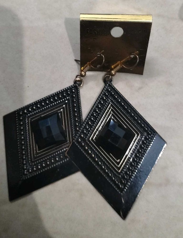 🖤 “Noir Spark” Diamond-Shaped Black Earrings