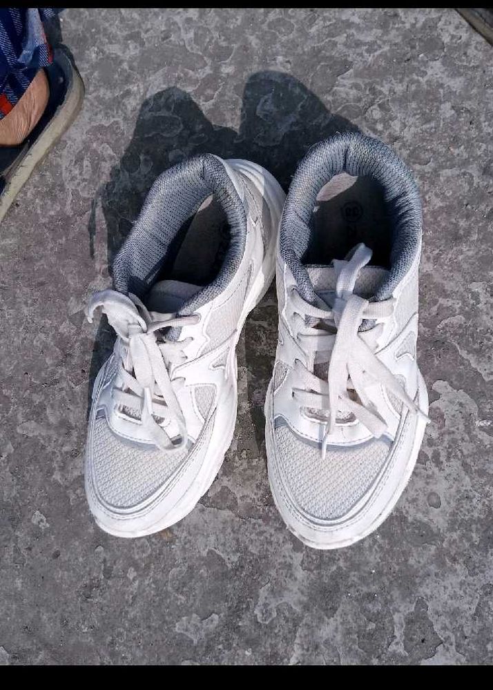 Zudio White Shoe