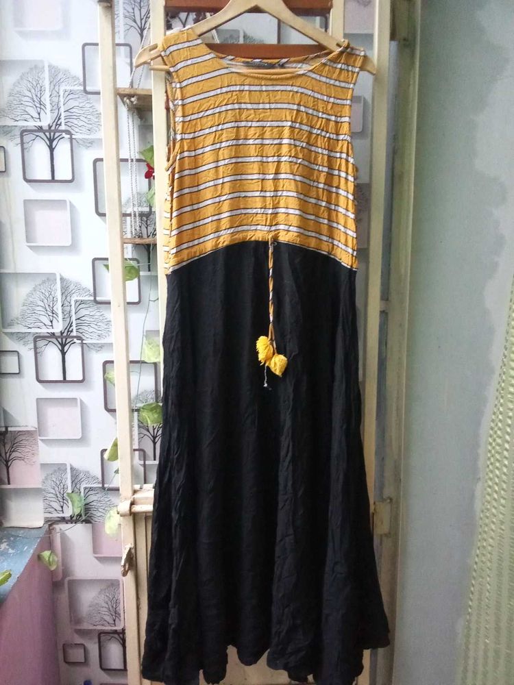 Bleck Sivless Gown