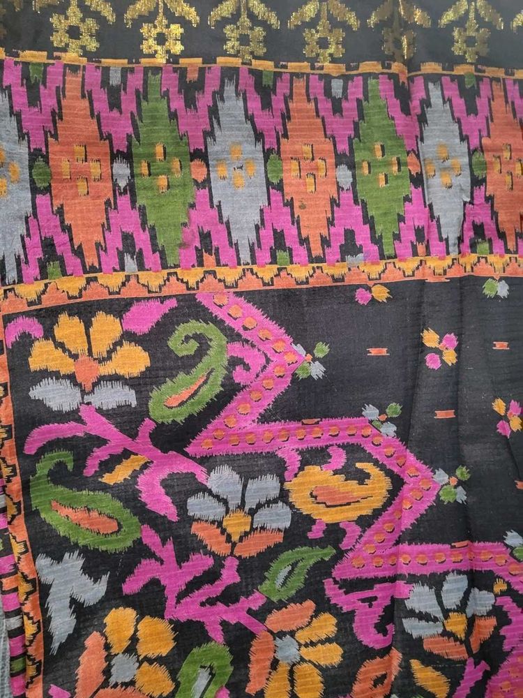 i am selling black golden saree