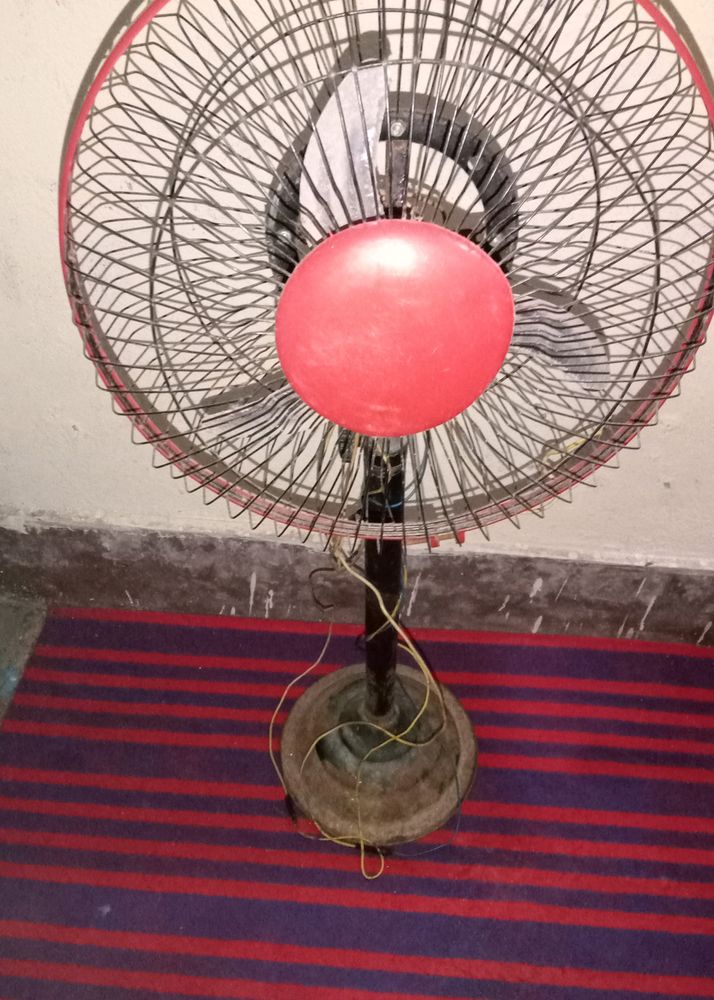 Solar Fan With It&#39;s Stand