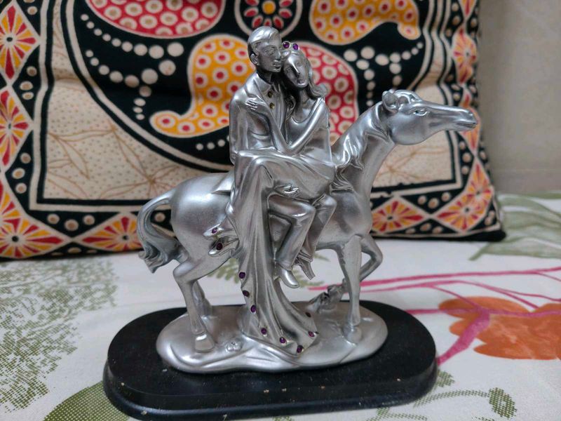 Beautiful Couple Statue