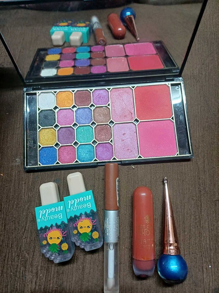 Assorted Makeup Bundle 5 Product