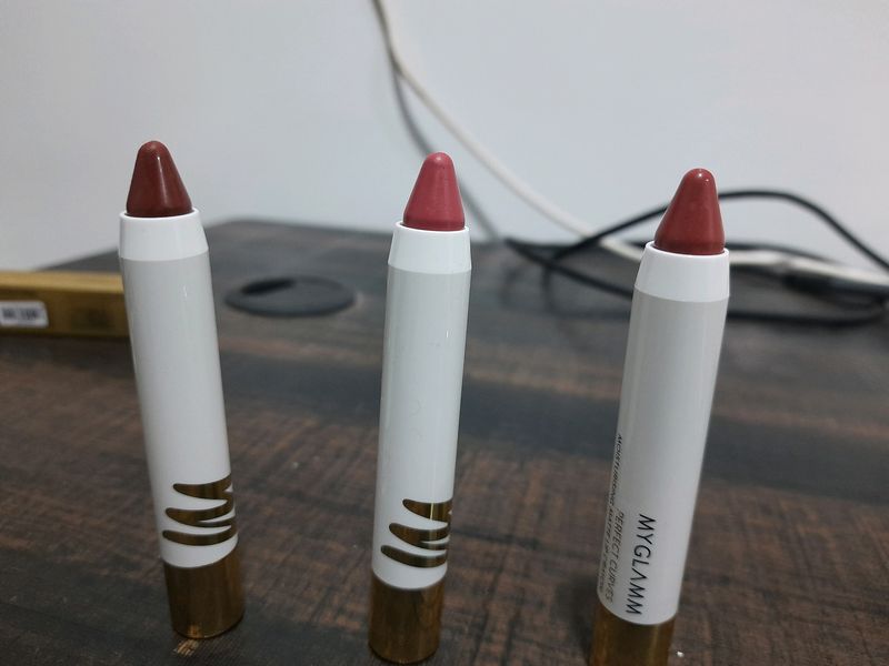 Myglamm Perfect Curves Mosturising Matte Lipstick