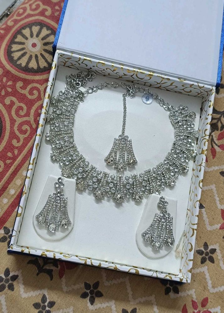 Diamond Jewellery Set With Earrings And Mang Tikka