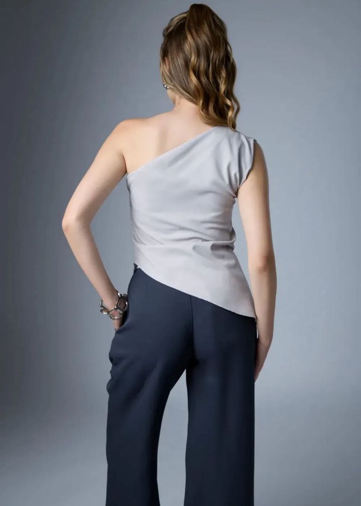 One shoulder grey top