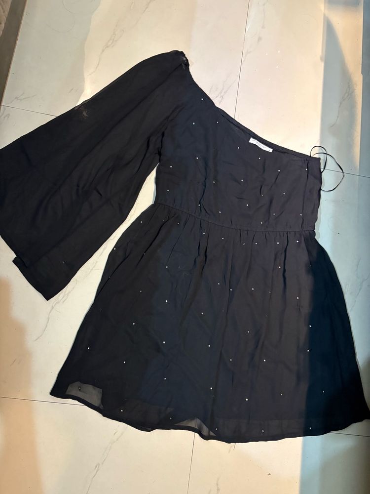 Chic Black One-Shoulder Dress