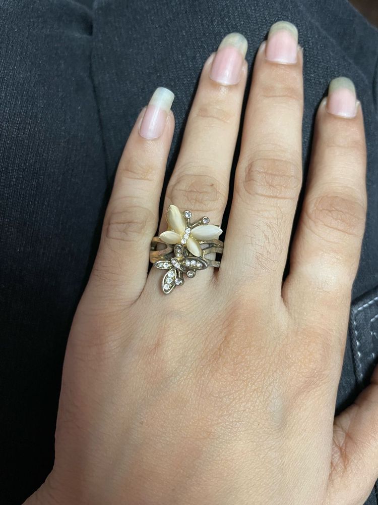 Elegant Floral Gold-Tone Ring with Sparkling Cryst
