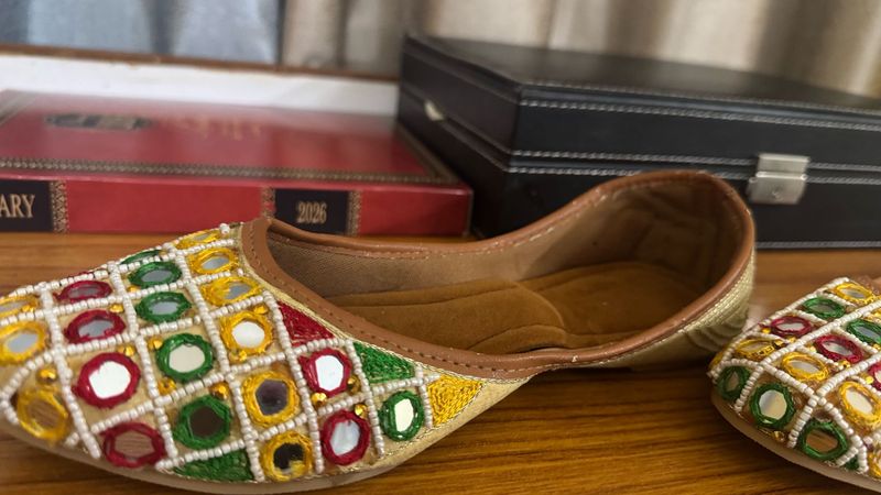 Embroidered Ethnic punjabi Jutti