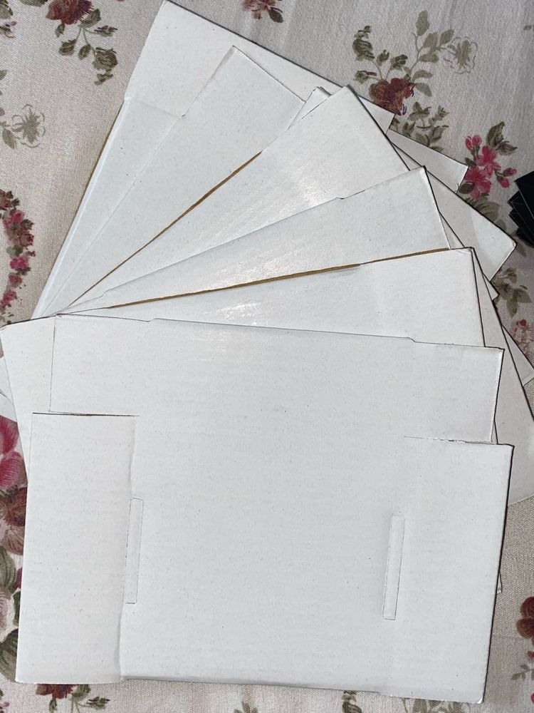 white packaging boxes with accesories display card