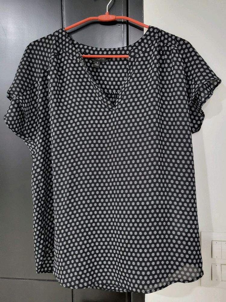 BANANA REPUBLIC Black &amp; White Top● Casual Wear●