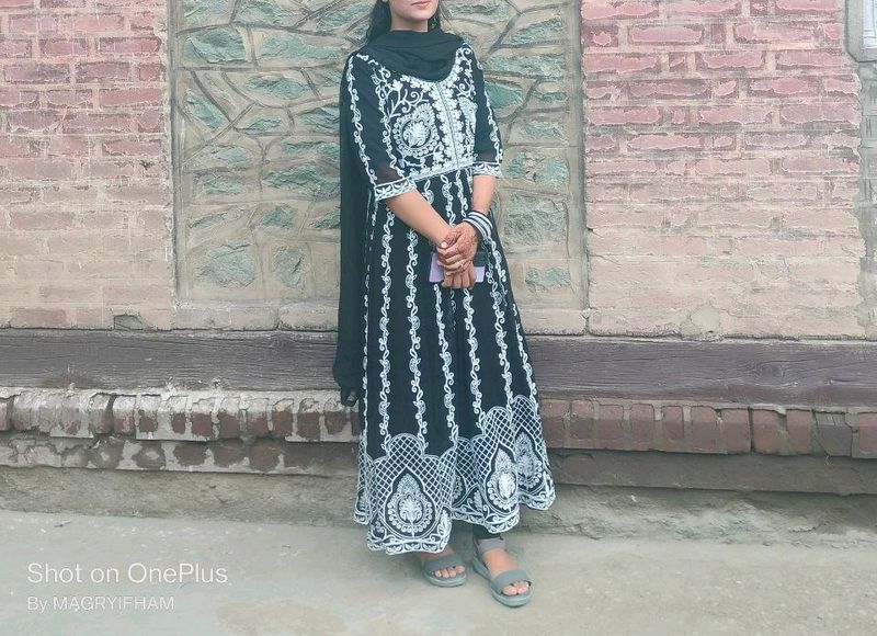 Falsh Sale  🚀b lack And White Gown With Dupat