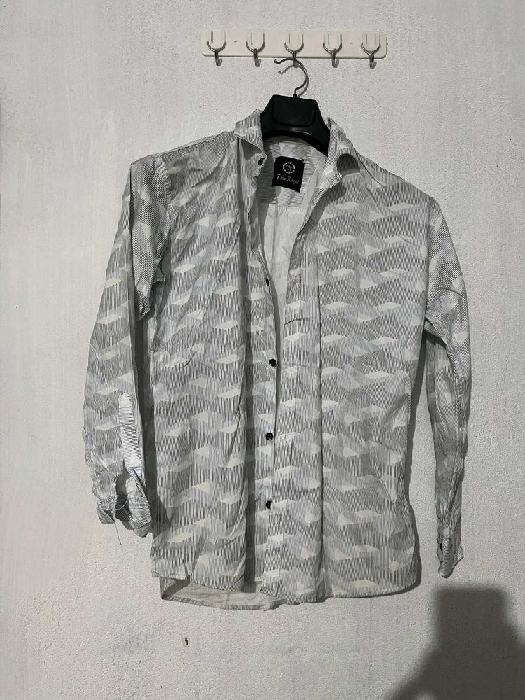 Men&#39;s White Shirt With Patterns