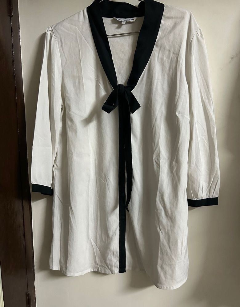 Chic Black &amp; White Tie-Neck Top
