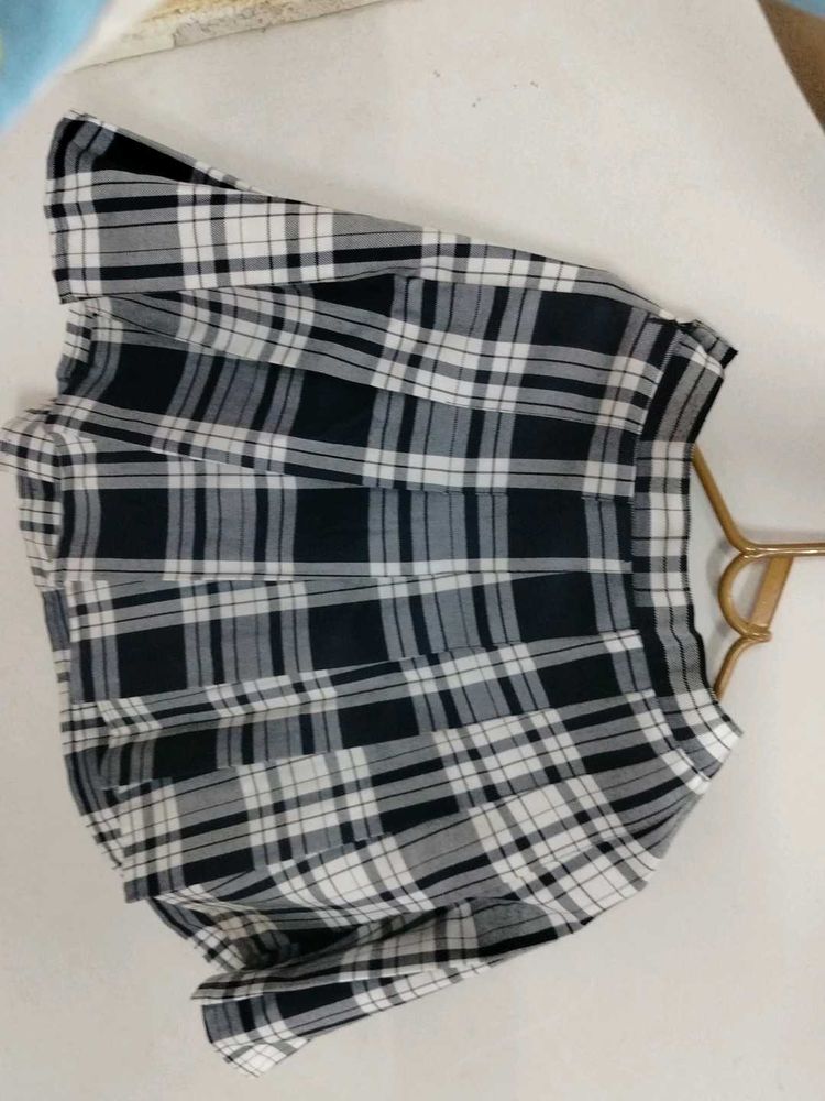 Black And White Skirtt