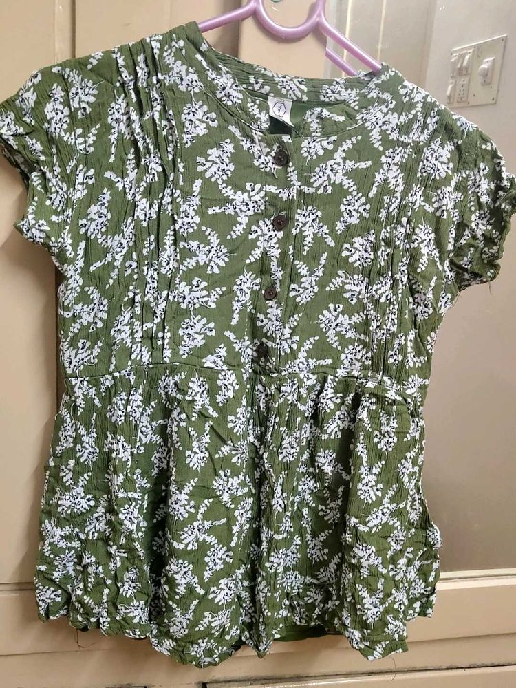 Pretty Green Top - New 💚