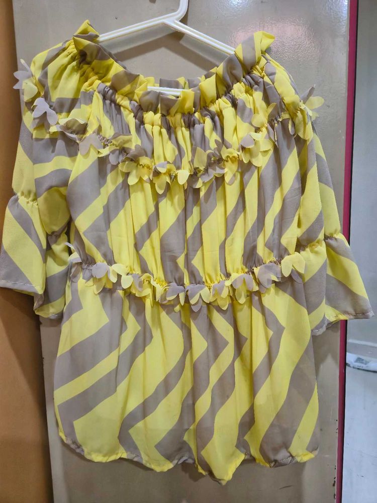 Top Which Can Be Worn Offshoulder And On Shoulder