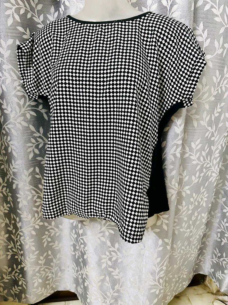 Black &amp; White Top Available On Coins