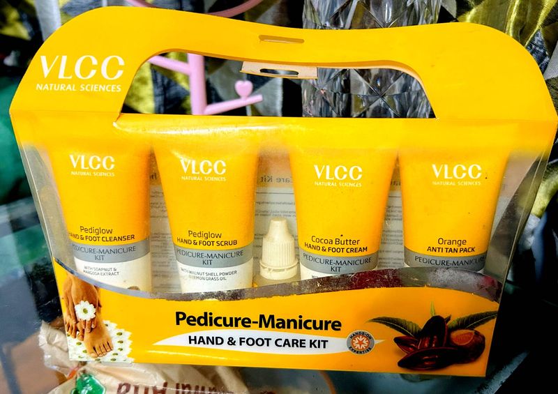 VLCC PEDICURE &amp; MANICURE KIT
