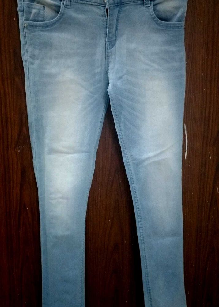 Ice Blue Crop Jeans – The Perfect Blend of Trend &amp;