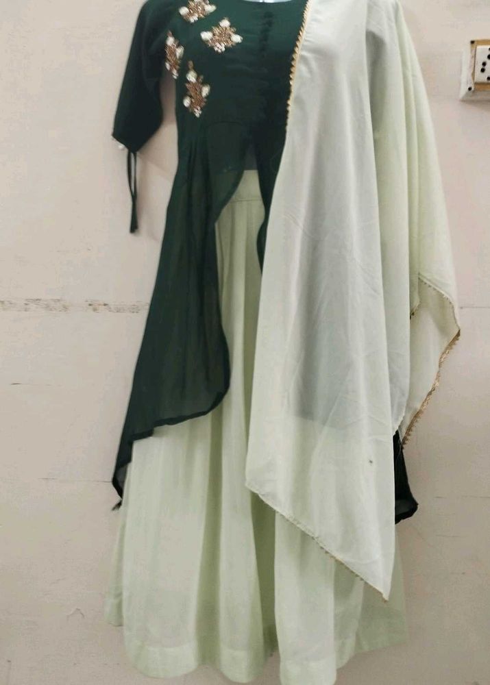 Elegant Green &amp; White Kurta Set