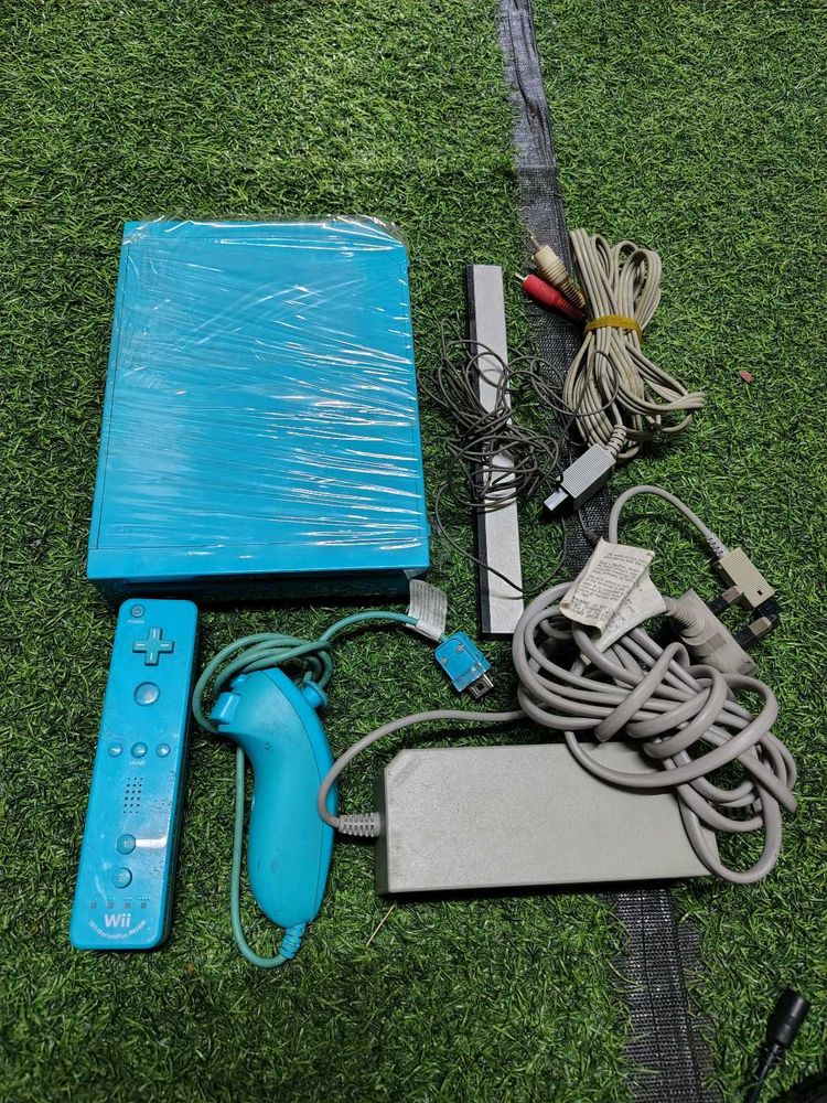 Nintendo Wii (Light Blue) Bundle Limited Edition