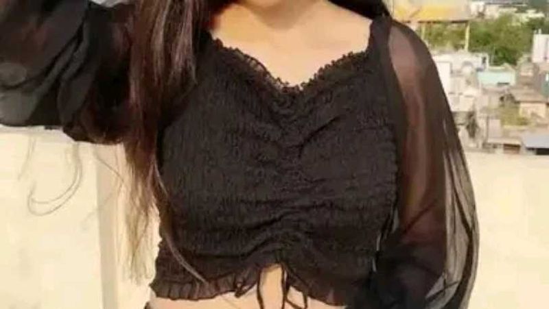 A Pretty Black Top &amp; bit stretchable