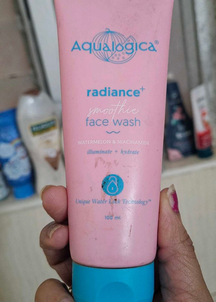 Aqualogica Radiance+ Smoothie Face Wash