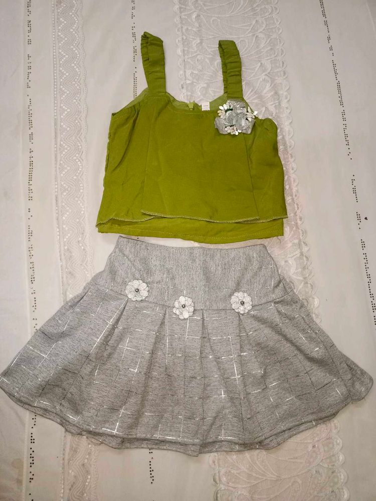 Girls&#39; Green Top &amp; Skirt Set