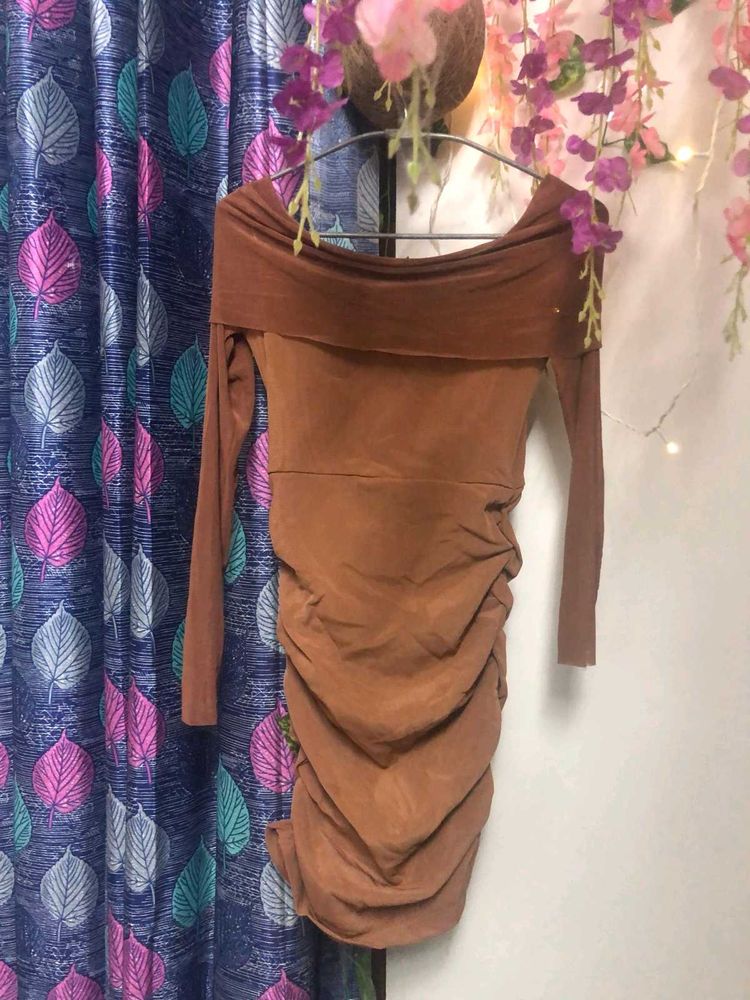 Off shoulder bodycon dress.