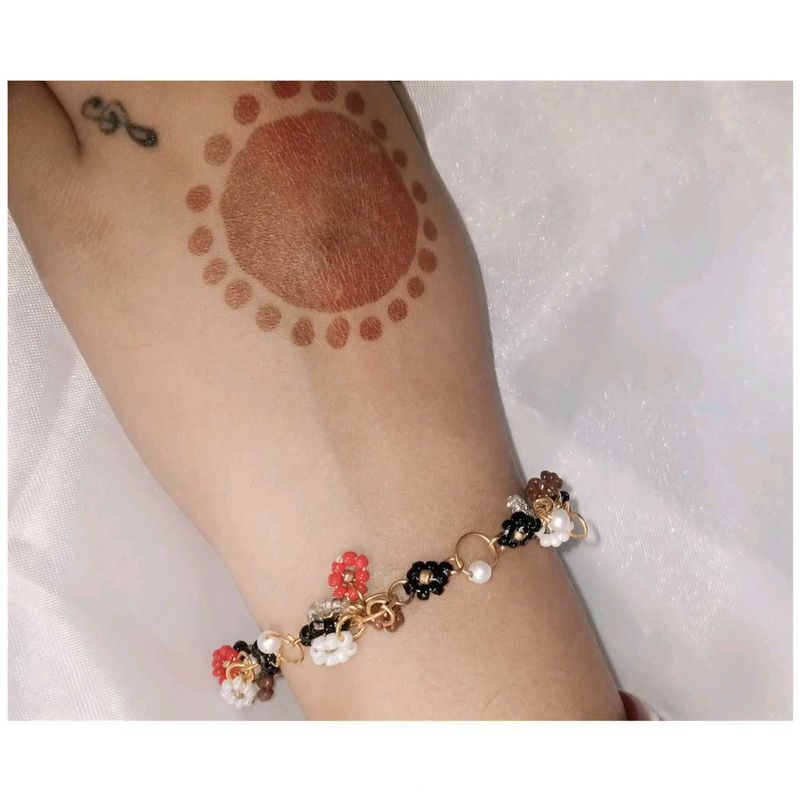 Beaded Daisy Bracelet🖤✨