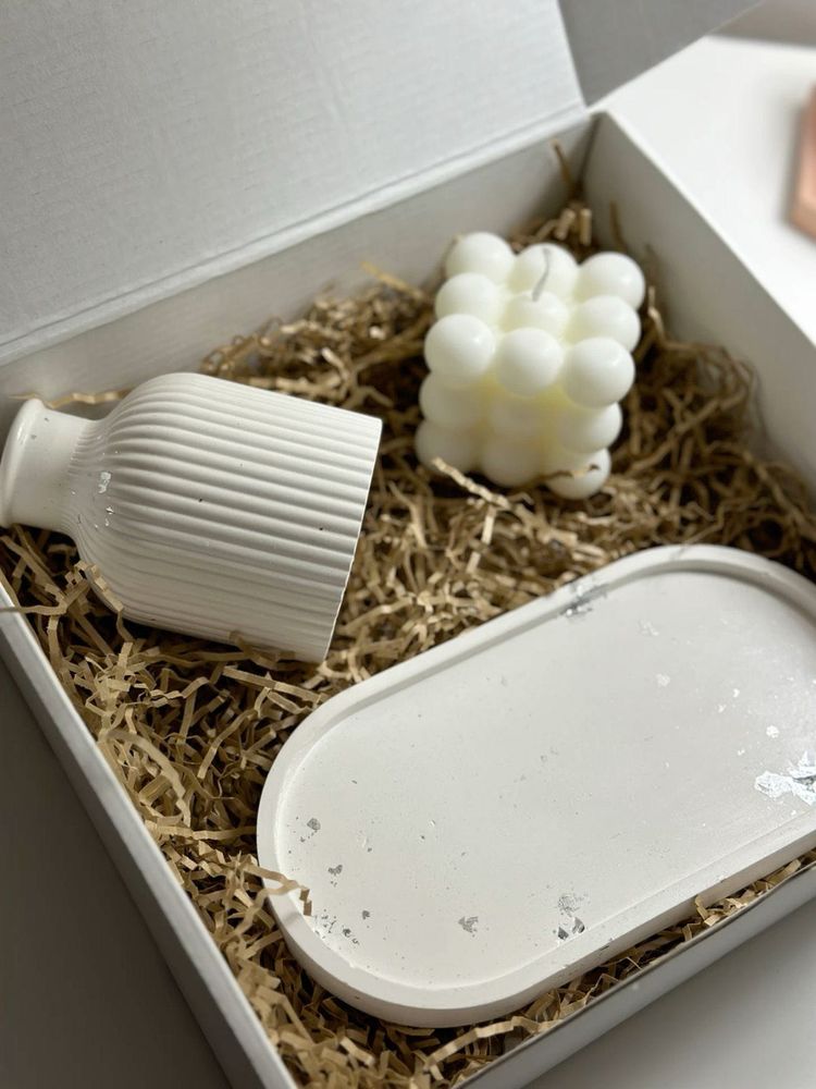 Minimal Aesthetic Gift Hamper | Tray, Vase &amp; Bubbl