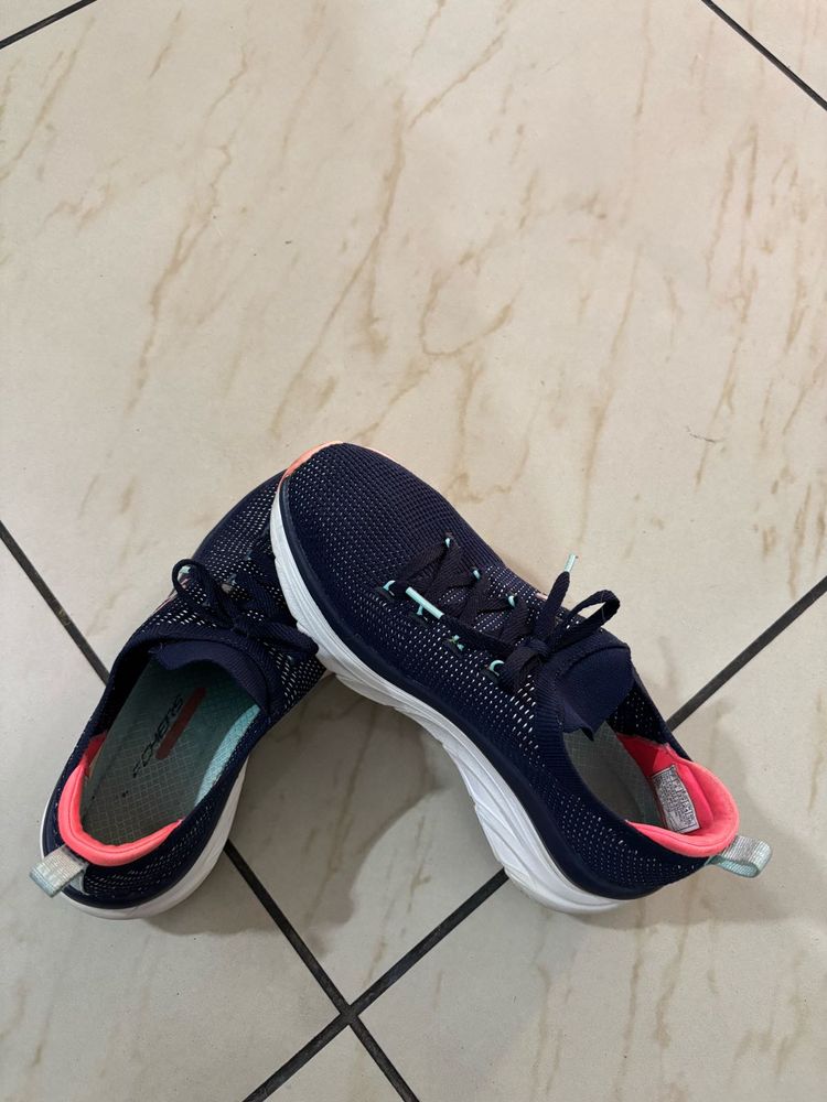 Price Drop!!!Sketchers Woman Walking Shoes
