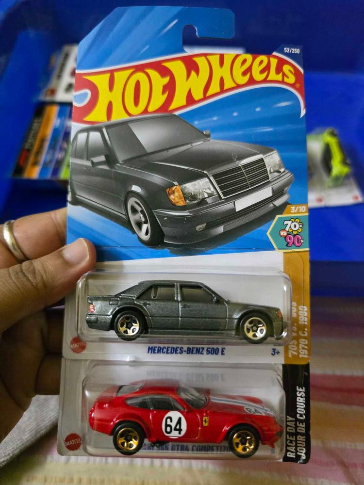 Hot Wheels Mercedes-Benz 500 E &amp; Ferrari