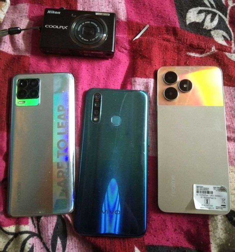 Three Mobile One Camera Its An  Emergency