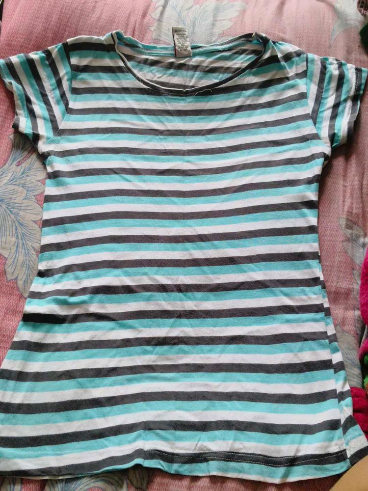 Stylish Striped Women&#39;s T-Shirt