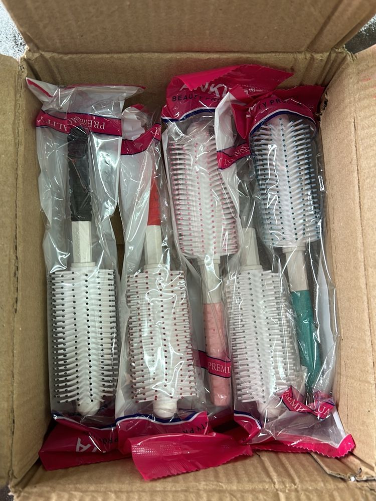 Ankita Round Hair Comb With Handle