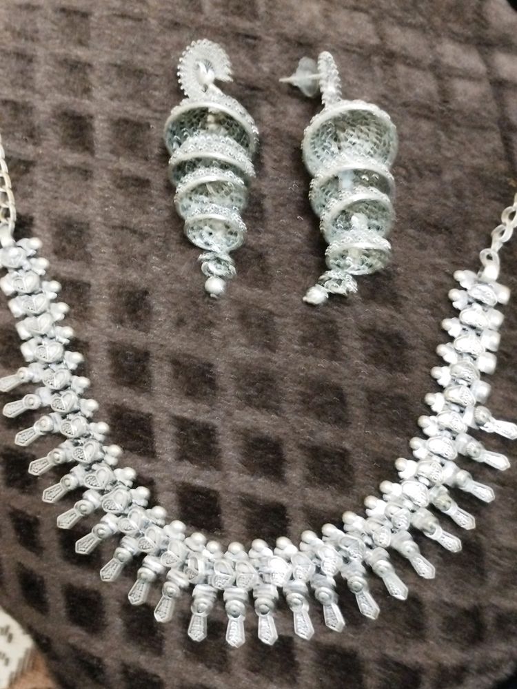 Metal Necklace With Earrings