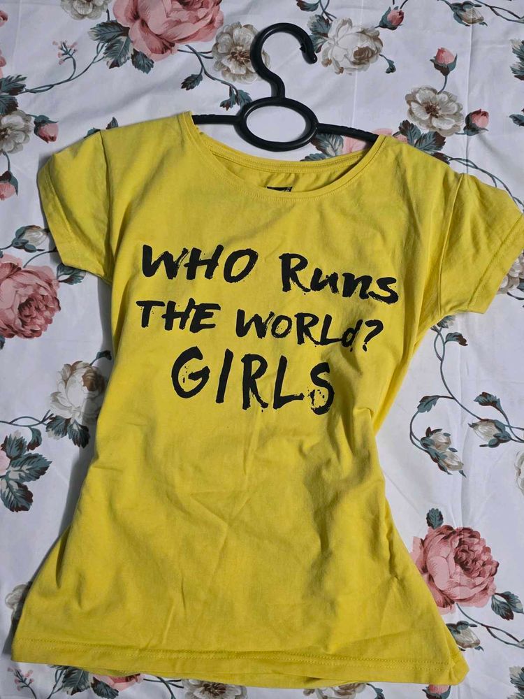 Levis Graphic Tee - Who Runs the World?