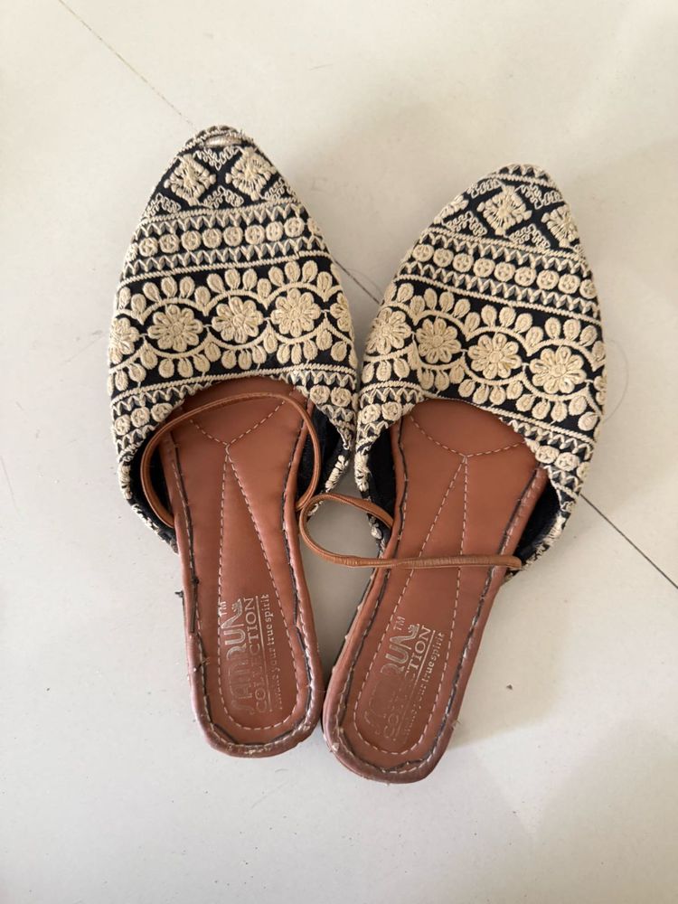 Embroidered Black &amp; Beige Juttis