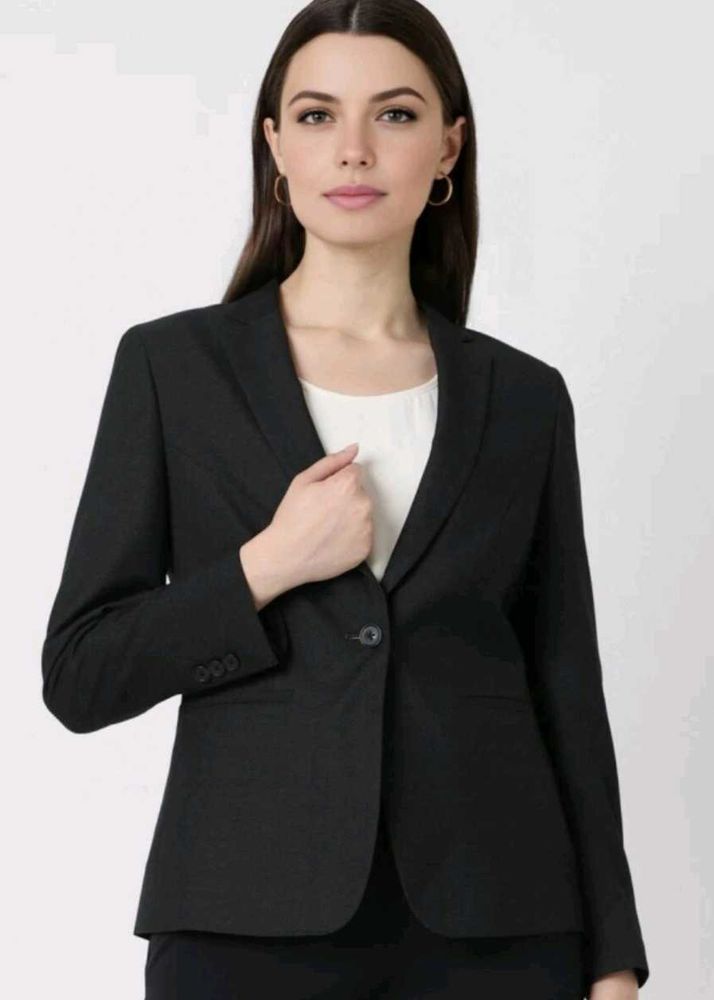 Woman's Solid Black Casual Blazer