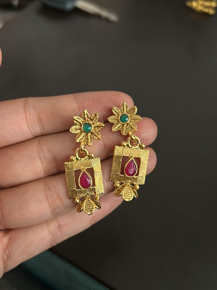 Pretty Golden Earrings With Stones Hanging