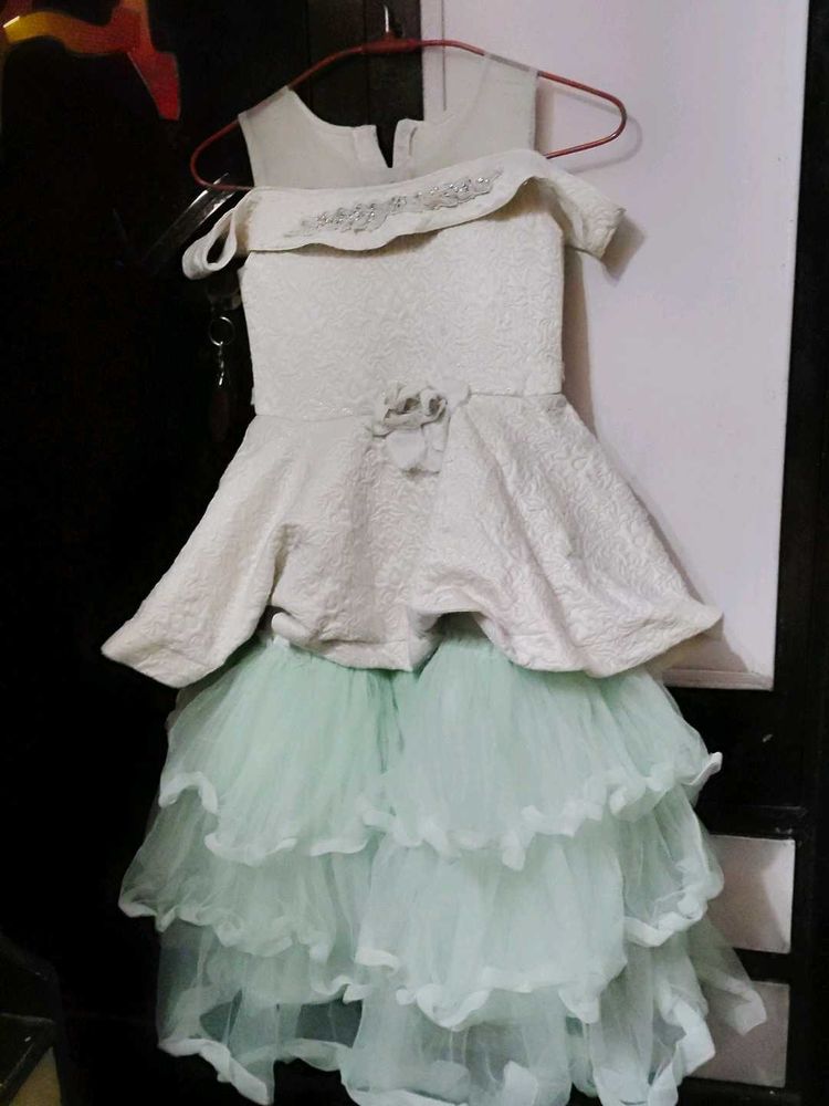 Girl&#39;s Off-Shoulder Tutu Dress